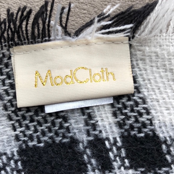 ModCloth blanket scarf white black, and grey B46 - Picture 6 of 8